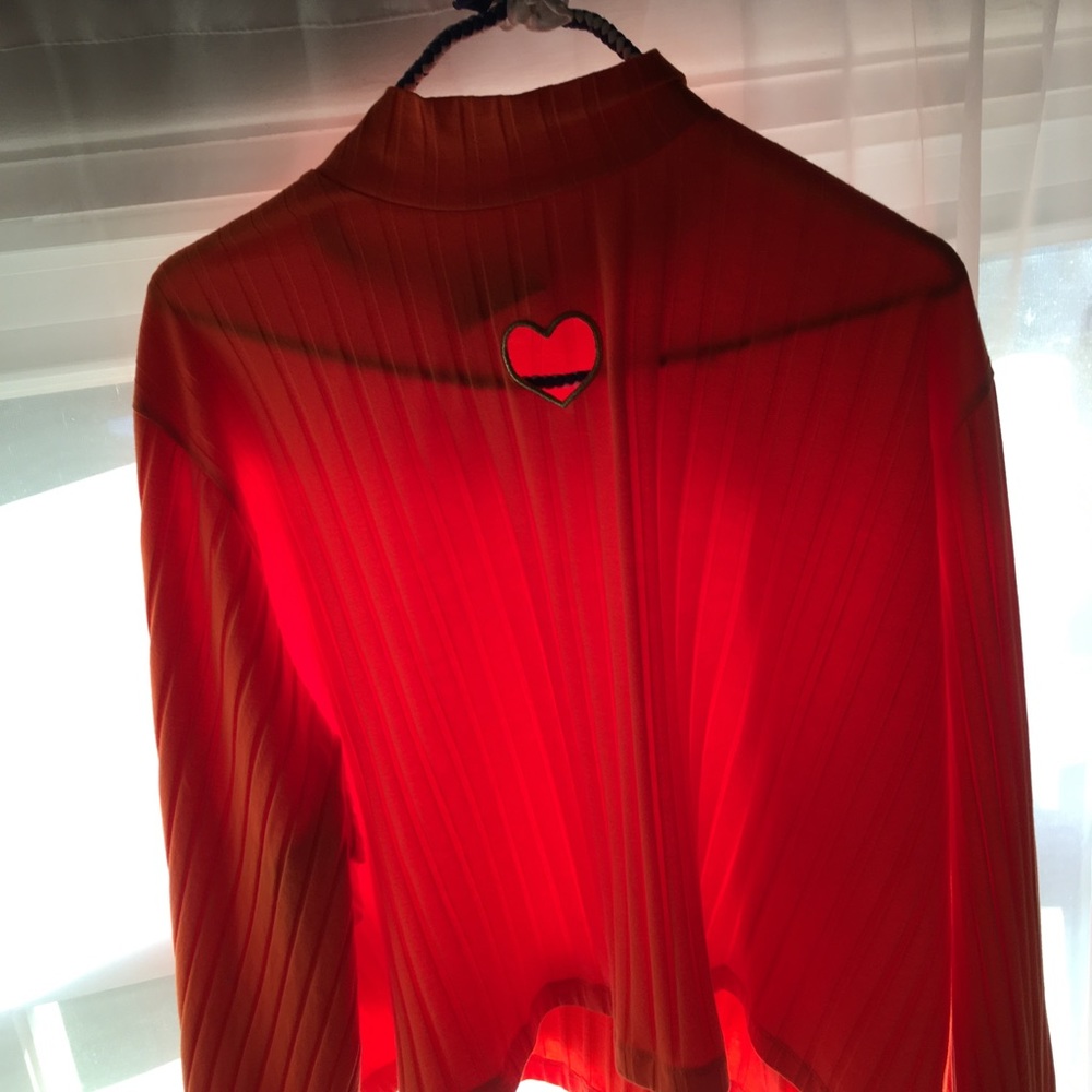 Heart cutout top with bell sleeves 🍊💛